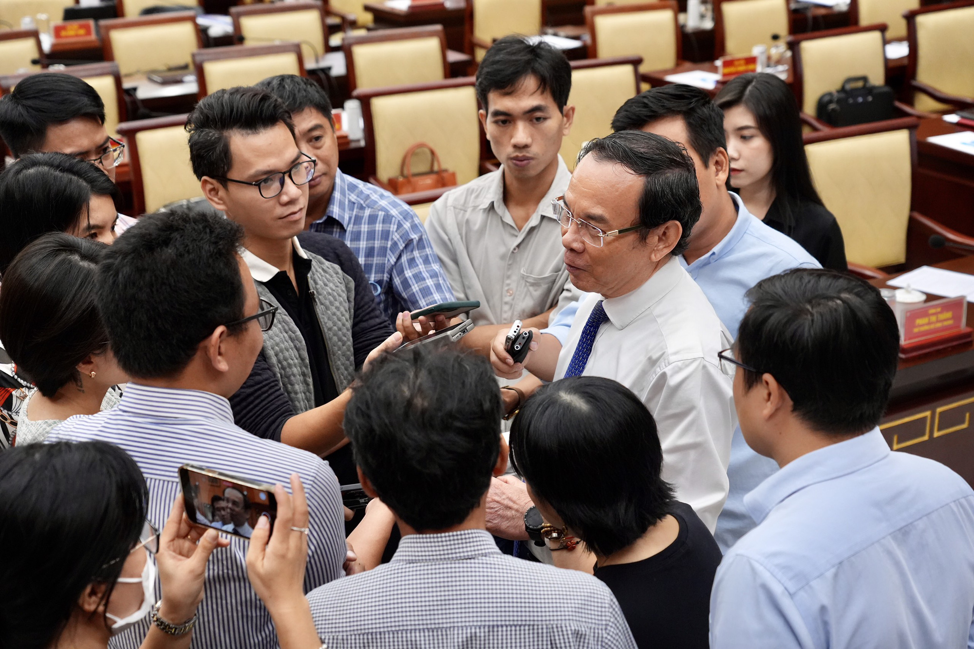 Ủy viên Bộ Chính trị, Bí thư Thành ủy TP. Hồ Chí Minh Nguyễn Văn Nên trao đổi với báo chí bên lề cuộc họp (Ảnh: H.Hào).
